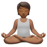 persoon in lotushouding: donkergetinte huidskleur