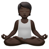 persoon in lotushouding: donkere huidskleur