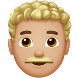 man: lichtgetinte huidskleur, krullend haar