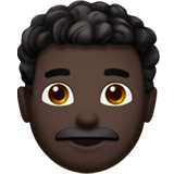 man: donkere huidskleur, krullend haar