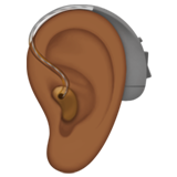 oor met gehoorapparaat: donkergetinte huidskleur
