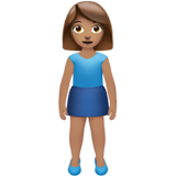 staande vrouw: getinte huidskleur