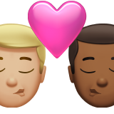 kus: man, man, lichtgetinte huidskleur, donkergetinte huidskleur