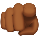 wijsvinger die naar de kijker wijst: donkergetinte huidskleur