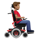 man in elektrische rolstoel: getinte huidskleur, naar rechts gericht