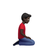 knielende man: donkere huidskleur, naar rechts gericht