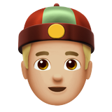 man met Chinees petje: lichtgetinte huidskleur