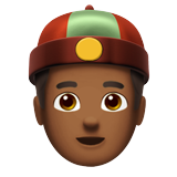 man met Chinees petje: donkergetinte huidskleur