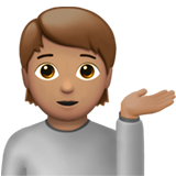 persoon achter informatiebalie: getinte huidskleur