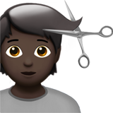 persoon die wordt geknipt: donkere huidskleur