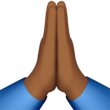 gevouwen handen: donkergetinte huidskleur