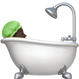 persoon in badkuip: donkere huidskleur