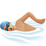 zwemmende man: lichtgetinte huidskleur