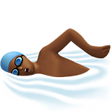 zwemmende man: donkergetinte huidskleur