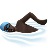 zwemmende man: donkere huidskleur