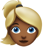 vrouw met blond haar: donkergetinte huidskleur