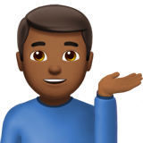 man achter informatiebalie: donkergetinte huidskleur