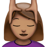 vrouw die hoofdmassage krijgt: getinte huidskleur