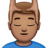 man die hoofdmassage krijgt: getinte huidskleur