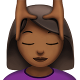 vrouw die hoofdmassage krijgt: donkergetinte huidskleur