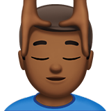 man die hoofdmassage krijgt: donkergetinte huidskleur