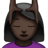 vrouw die hoofdmassage krijgt: donkere huidskleur