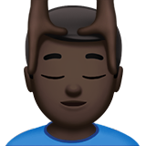 man die hoofdmassage krijgt: donkere huidskleur