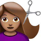 vrouw die wordt geknipt: getinte huidskleur