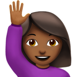 vrouw met opgeheven hand: donkergetinte huidskleur