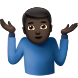 man die schouders ophaalt: donkere huidskleur