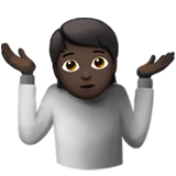 persoon die schouders ophaalt: donkere huidskleur