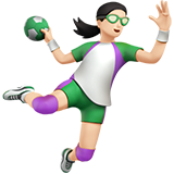 vrouw die handbal speelt: lichte huidskleur