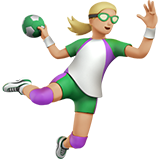 vrouw die handbal speelt: lichtgetinte huidskleur