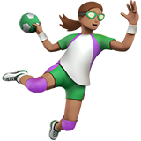 vrouw die handbal speelt: getinte huidskleur